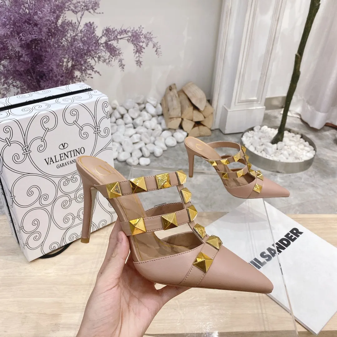 👟👟Ex-factory price 400👟👟 Genuine leather sole +40 Valentino Valentino spring and summer new rivet shoes are new☑️ —————————————— The latest golden big rivet element is full of high-end sense! Extremely fashionable Heel height: 9.5cm Upper: Matt sheepskin Lining: Sheepskin lining Outsole: Italian genuine leather outsole, rubber sole optional Color: Two styles and 8 colors available Code number: 34-41 (34 and 42 customized are not returnable)
